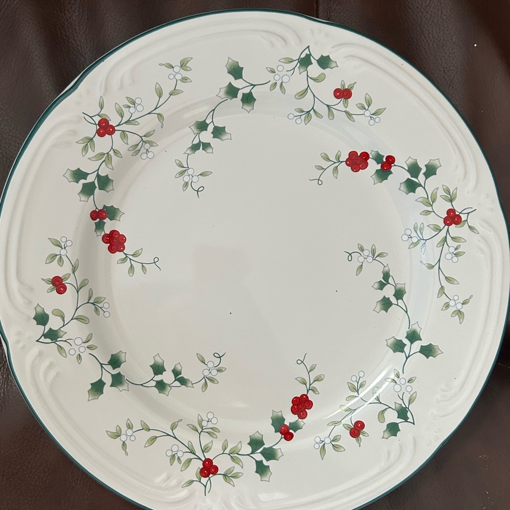 Winterberry Set of 4 Dinner Plates - Picture 4 of 4